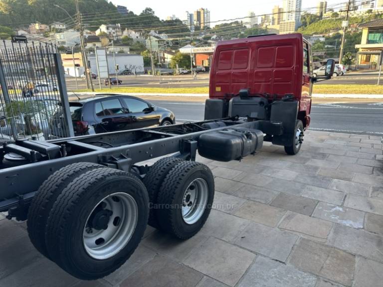 FORD - CARGO 815 - 2011/2011 - Vermelha - R$ 185.000,00