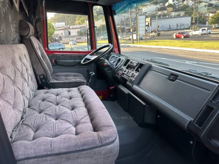 FORD - CARGO 815 - 2011/2011 - Vermelha - R$ 185.000,00