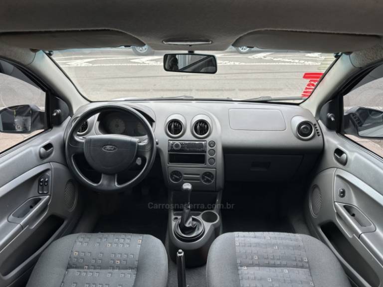 FORD - FIESTA - 2003/2003 - Prata - R$ 19.900,00