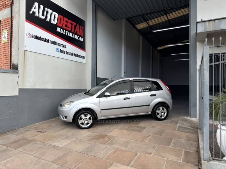 FORD - FIESTA - 2003/2003 - Prata - R$ 19.900,00