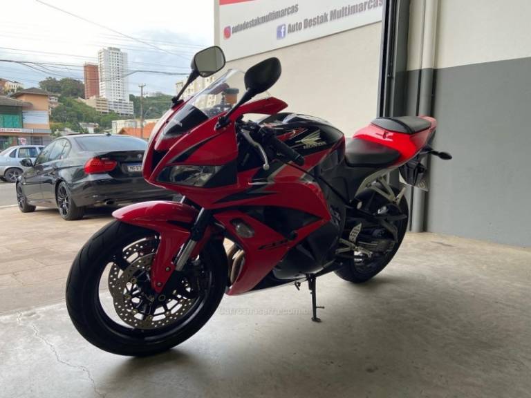 HONDA - CBR 600RR - 2010/2010 - Vermelha - R$ 45.900,00