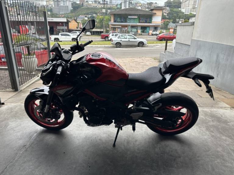 KAWASAKI - Z900 - 2025/2025 - Vermelha - R$ 61.900,00